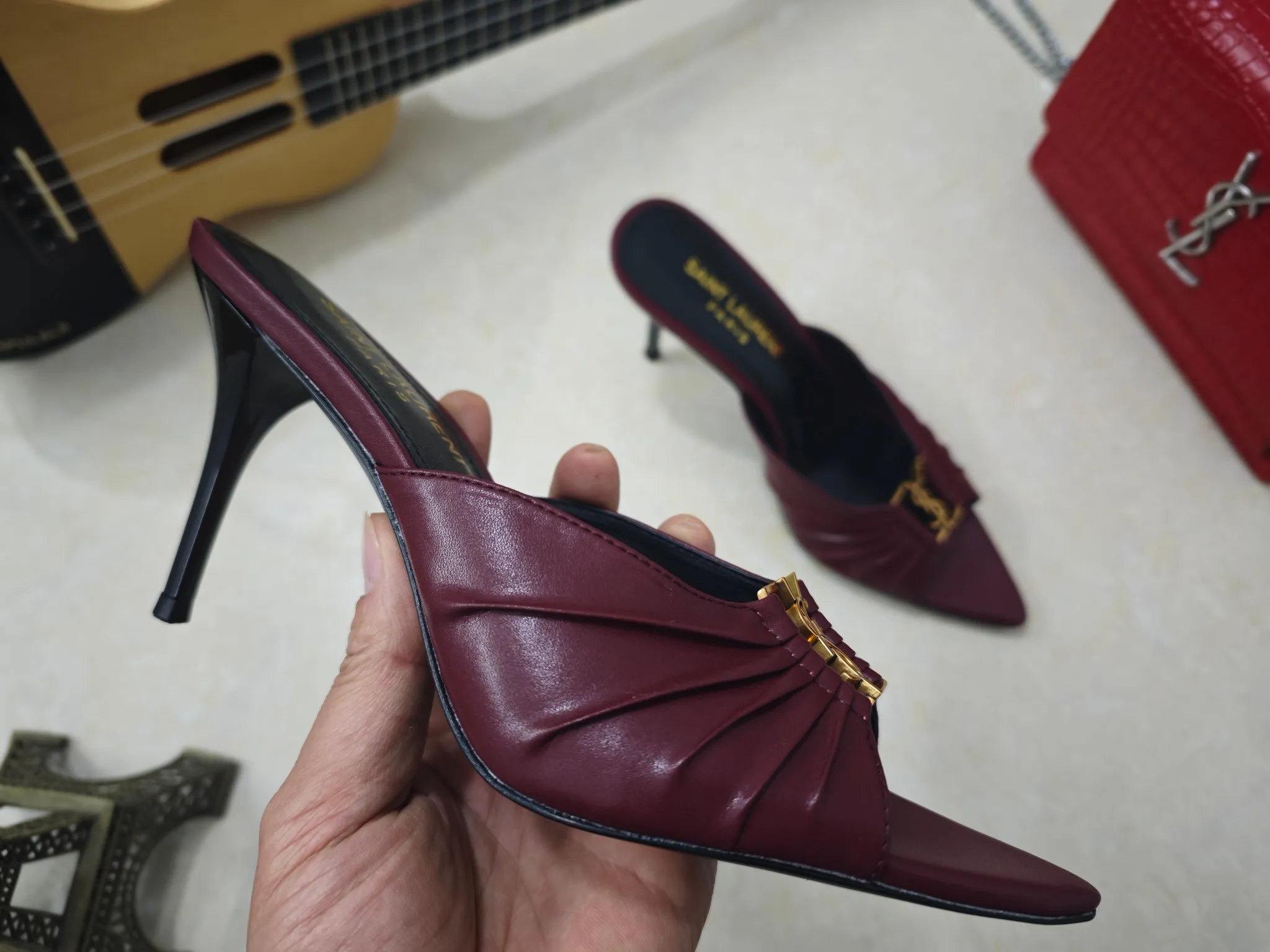 👟👟Ex-factory price 520👟👟【Saint Laurent】Yves Saint Laurent, stiletto heel YSL sandals💃2025 early autumn counter synchronizes the latest styles, YSL, decoration👣 Classic and high-quality glamorous masterpieces, the hottest spring and summer series in the counter, with temperament, fashion, classic and attractive design style 😌The on-foot effect is particularly beautiful〰️, the material is imported from Italy, small black cow, imported black patent leather, lining, and foot pads; sheepskin, heel height, stiletto 9cm, size 35-41 (34.41.42 must be customized, non-returnable) outsole; imported genuine leather outsole, complete with counter packaging